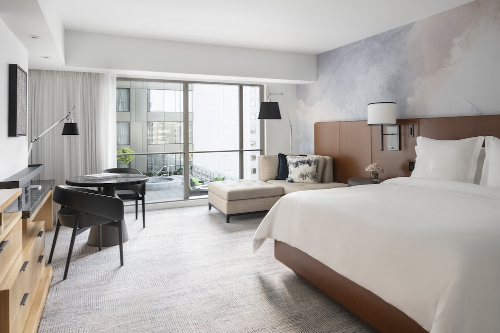 ROOM, KING BED, SEATTLE VIEW