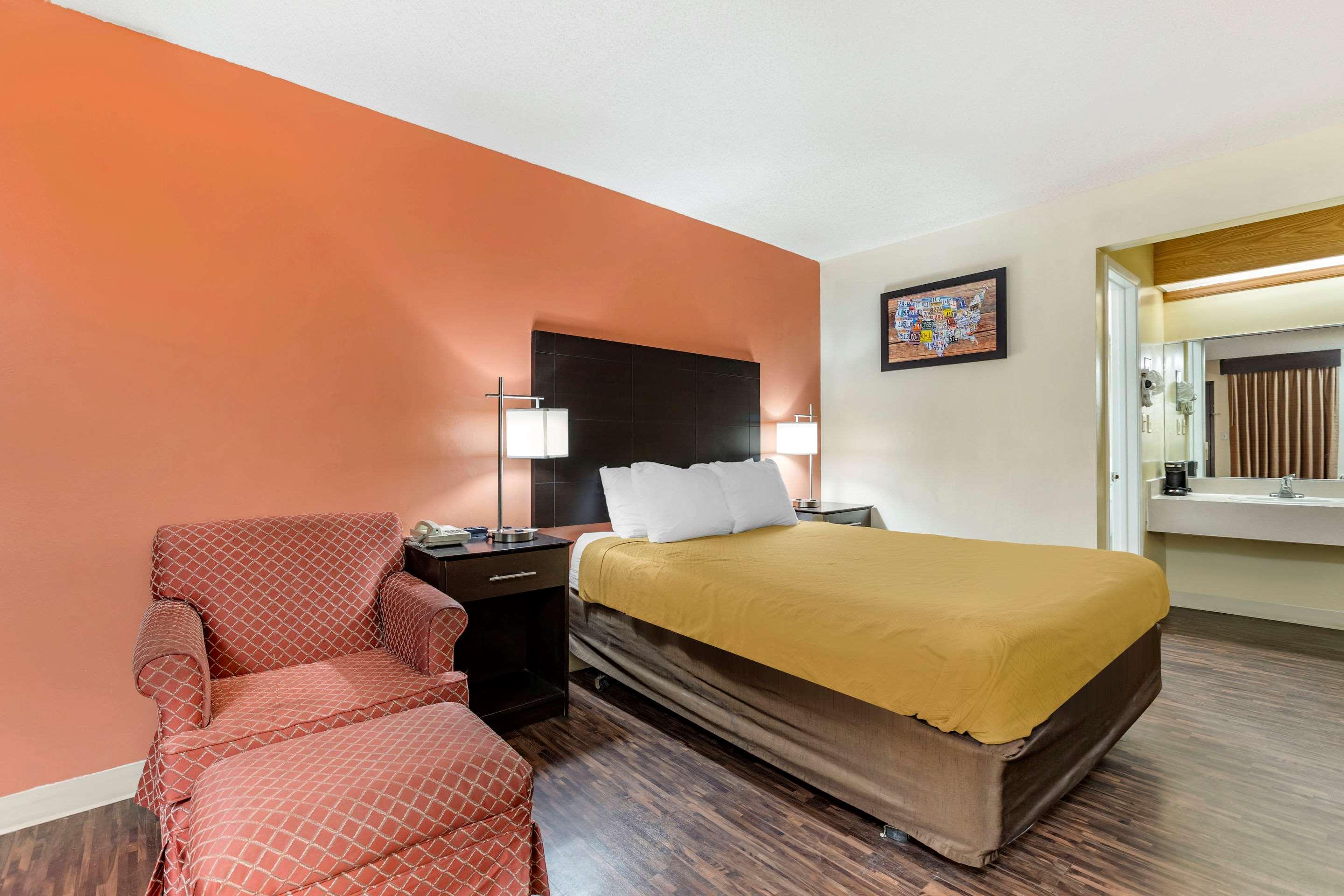 Econo Lodge Urbandale-Northwest Des Moines 6/18