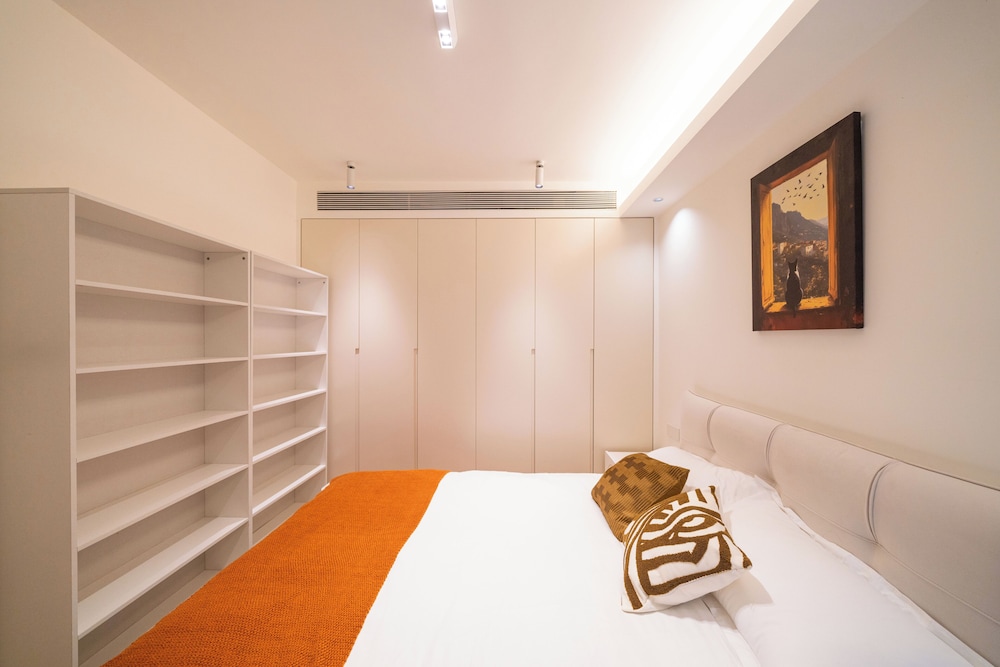2 Bedrooms, Senior, Apartment, 1 Queen and 1 Double Bed، Book and Bed-People's Square 3/8