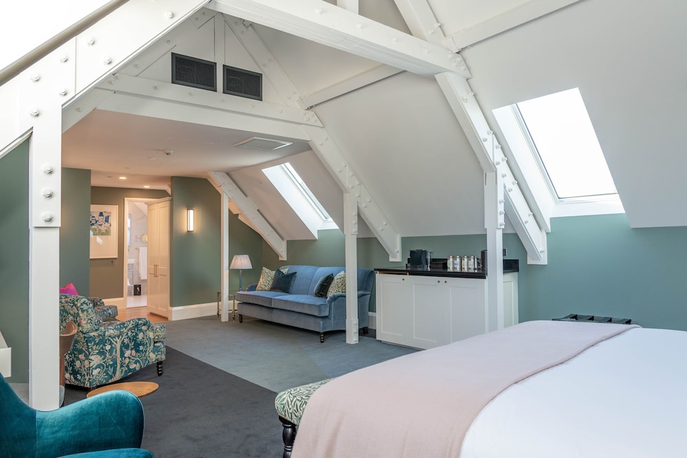 SKYLIGHT, ROYAL