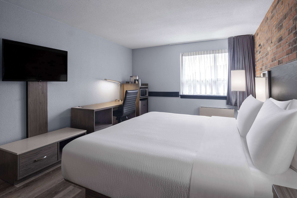غرفة ديلوكس بسريرين كوين، Travelodge by Wyndham Barrie on Bayfield 4/4