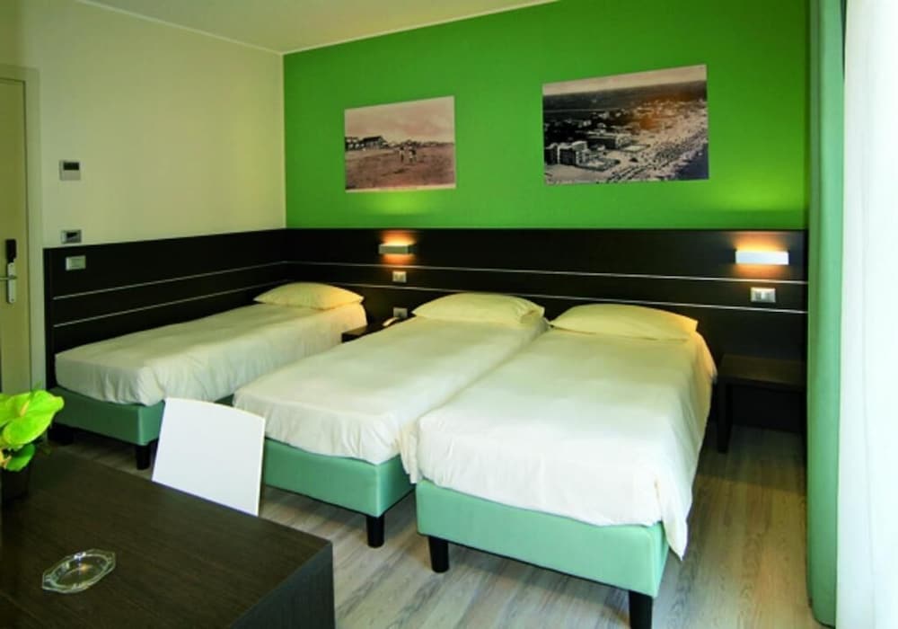 Vienna Hotel 24/56