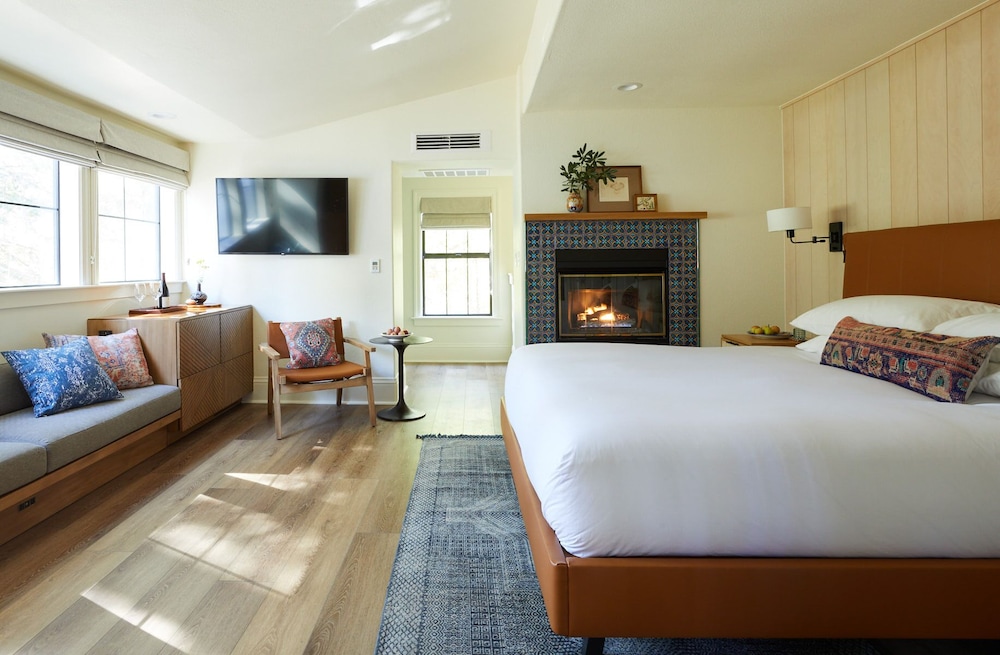 Cedar, King Bed, Bathtub