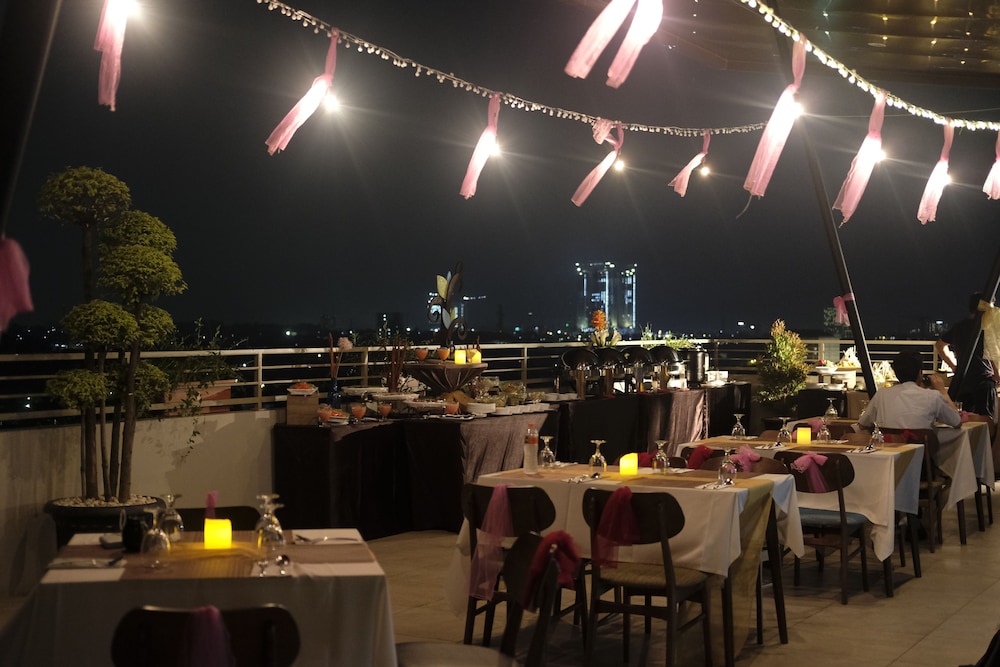 Hotel Ayola Lippo Cikarang 45/60