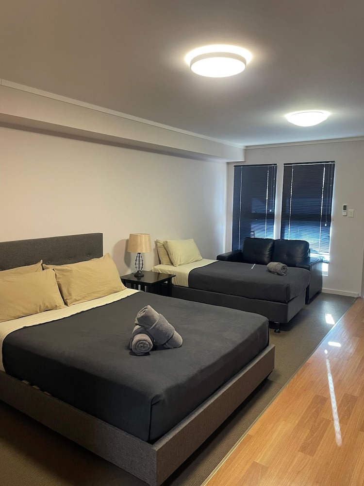 Motel, 1 Queen and 1 Single Bed