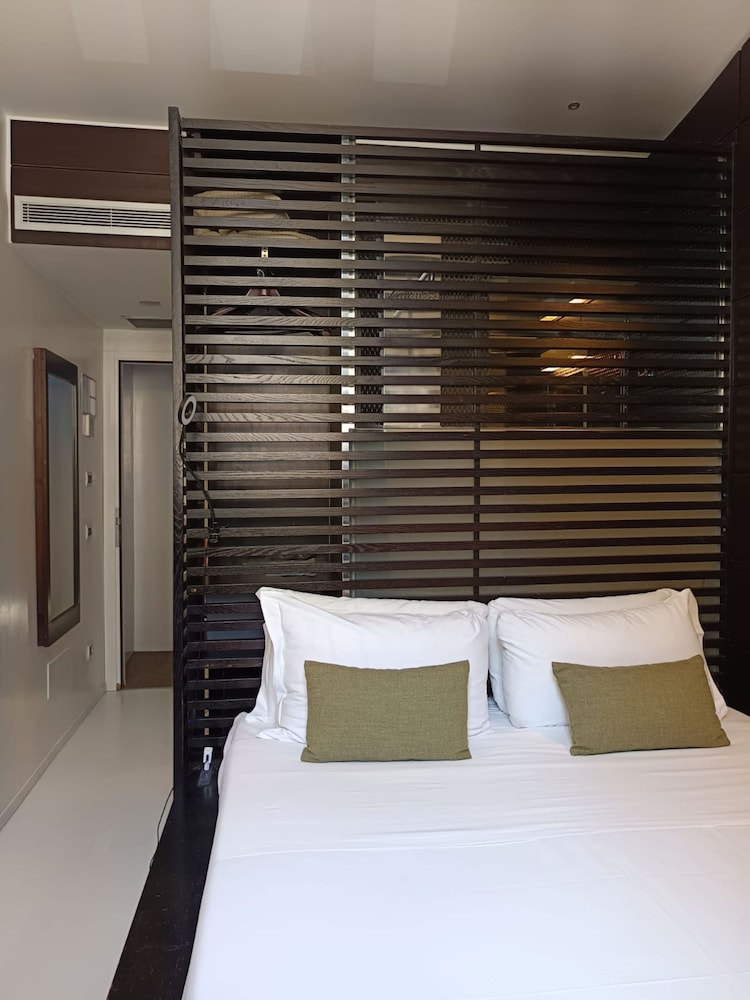 NAVONA SUITES 23/52