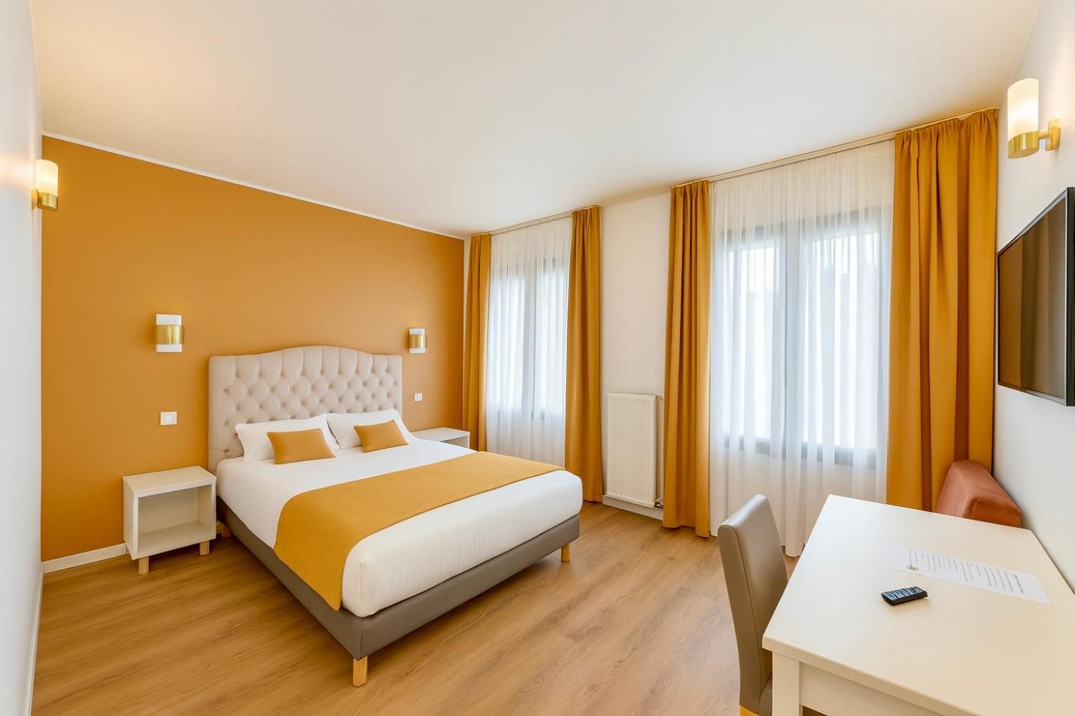 Comfort, Queen Bed, Garden Side, Sofa
