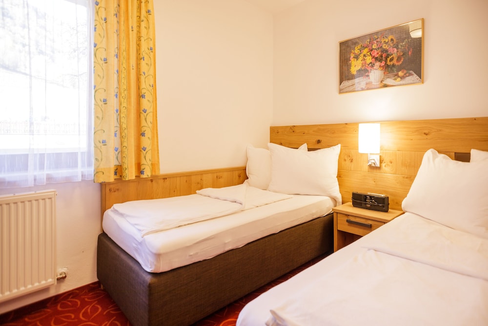 ROOM, SINGLE