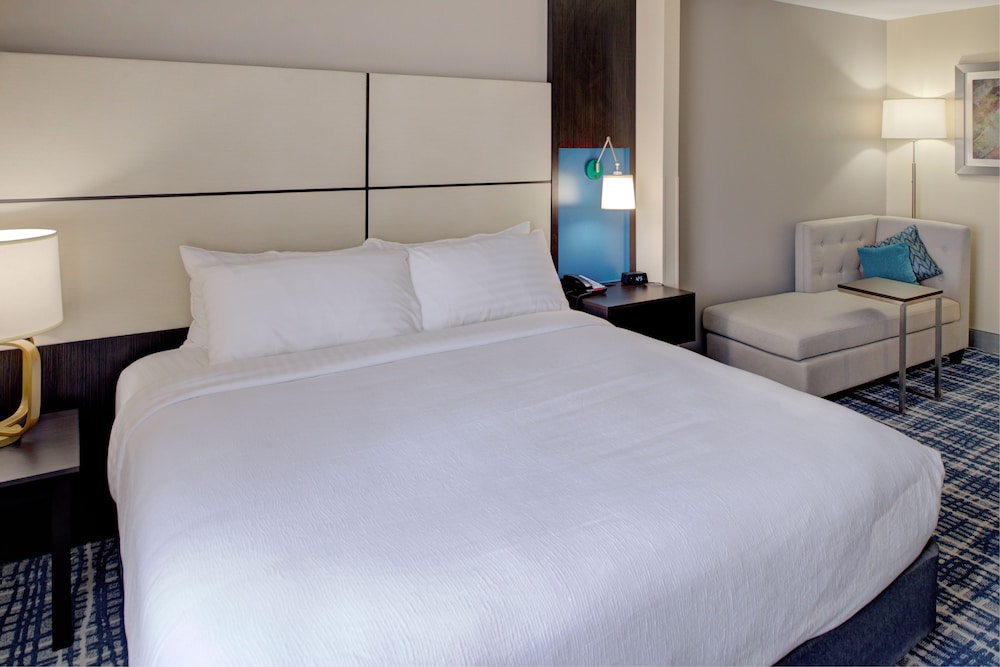 Suite, King Bed, Living and Dining Areas، Holliday Inn Belcamp Aberdeen Area Ex Wingate By Wyndham Aberdeen Edgewood 4/10