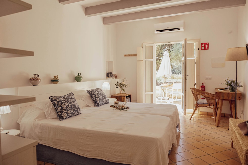 ROOM, DOUBLE BED