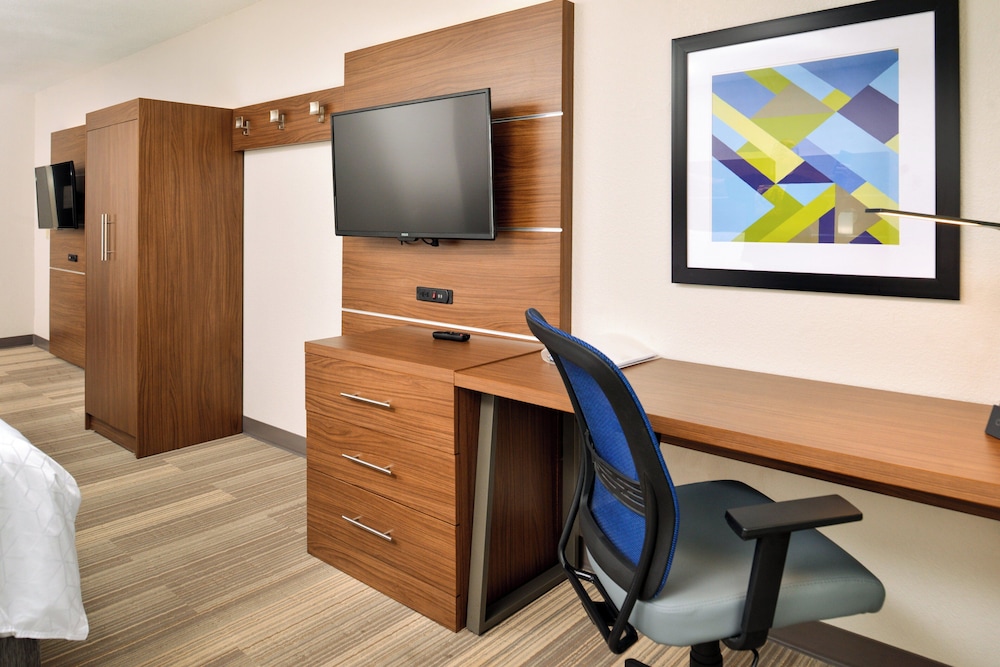 Holiday Inn Express Suites North Kansas City Ex Quality Inn Suites 46/52