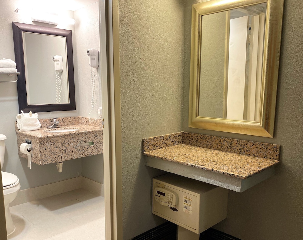 Travelodge By Wyndham Bloomington 32/62