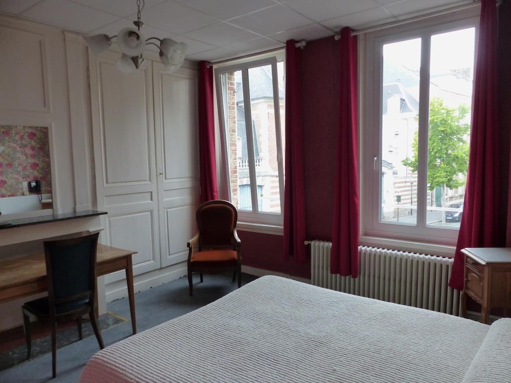 Hotel Victor Hugo 33/45