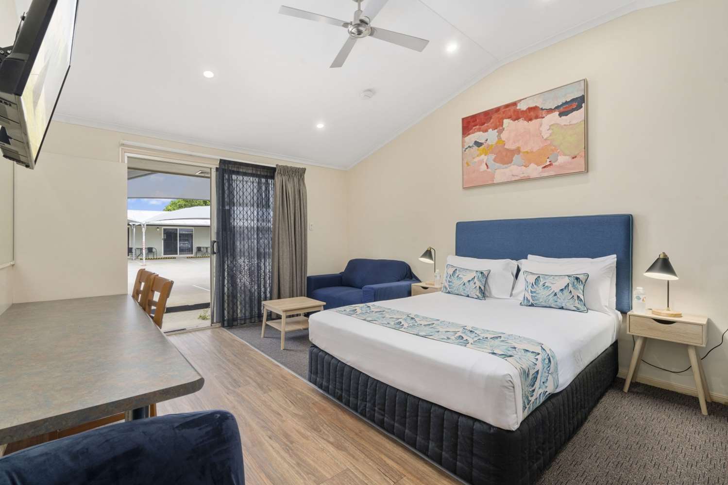 Executive, Queen Bed, Kitchenette