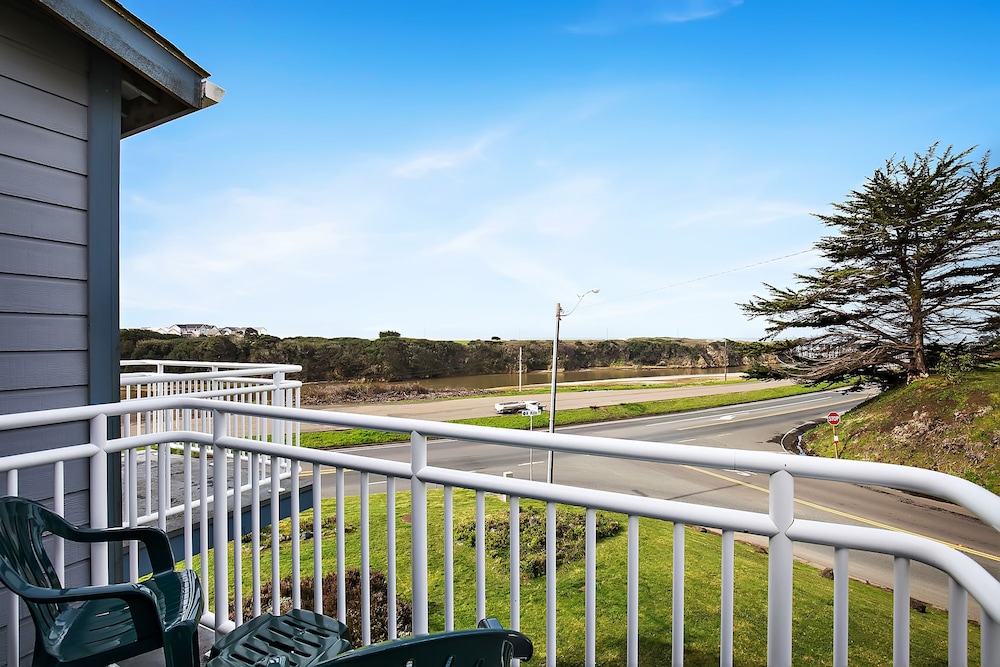 The Beach House Inn 24/28