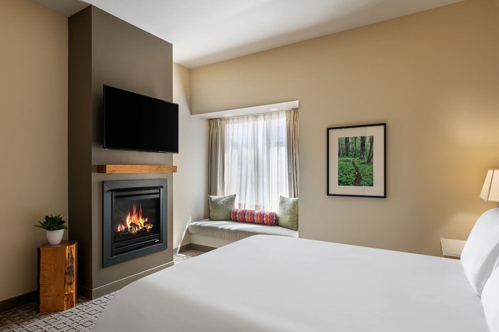 DELUXE, KING BED