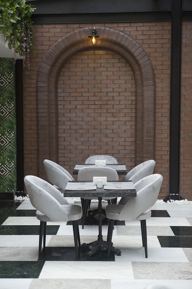 Emen S Hotel 40/48