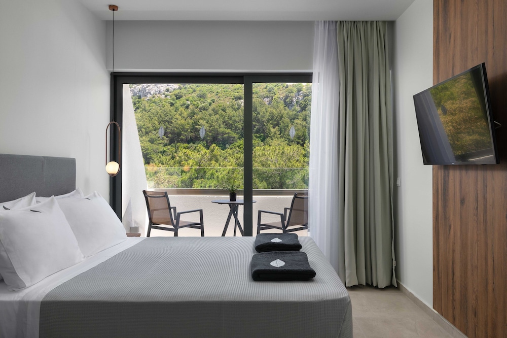 DELUXE, GARDEN OR MOUNTAIN VIEW