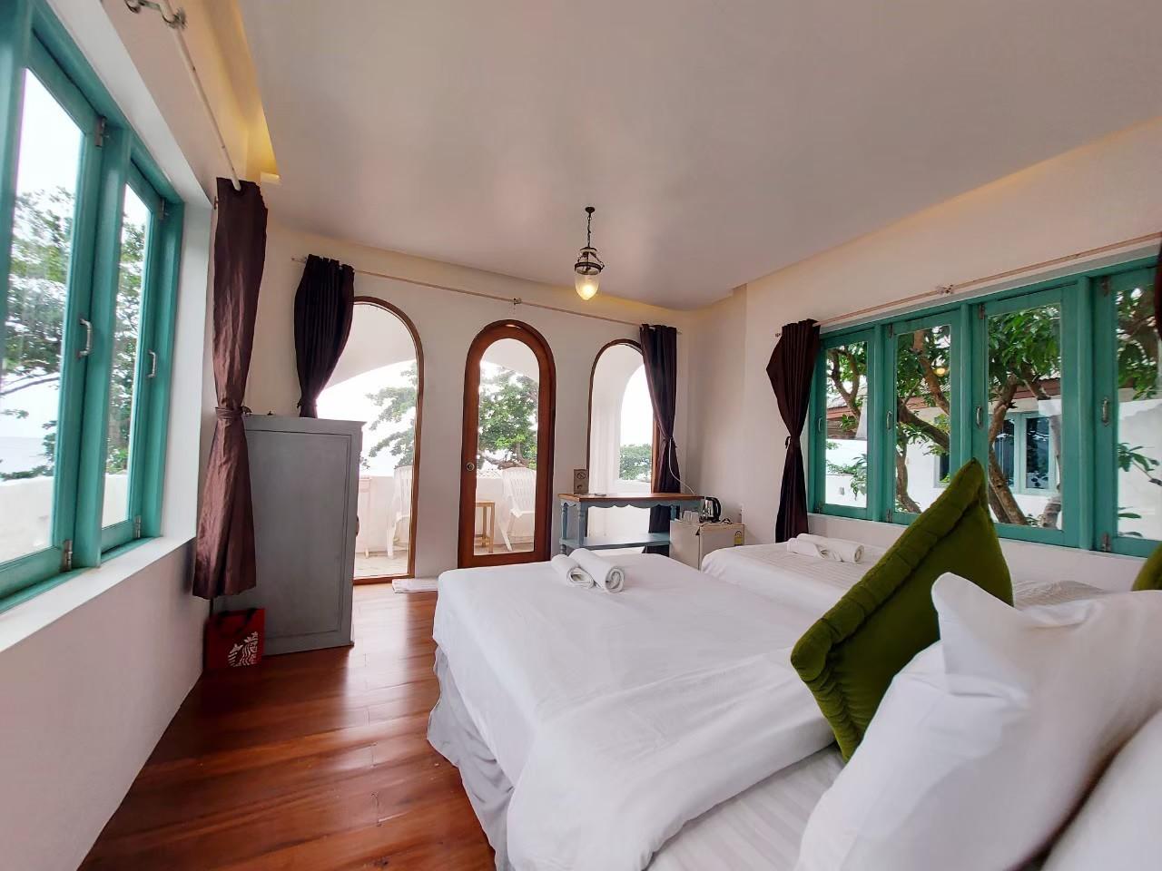 Room, Partial Ocean View