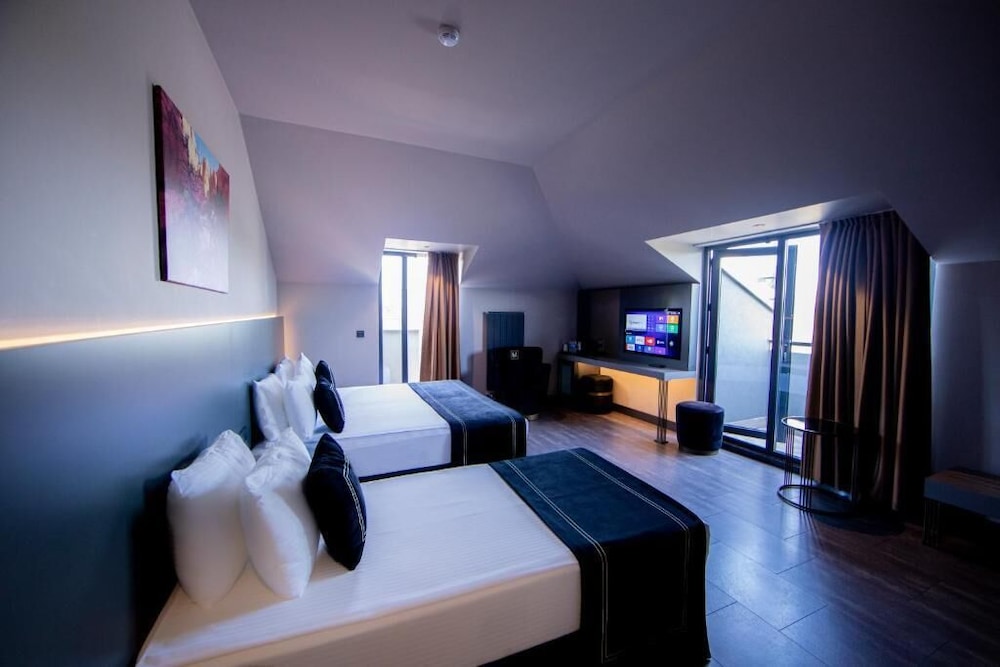 Panoramic, Standard, 1 King and 1 Single Beds