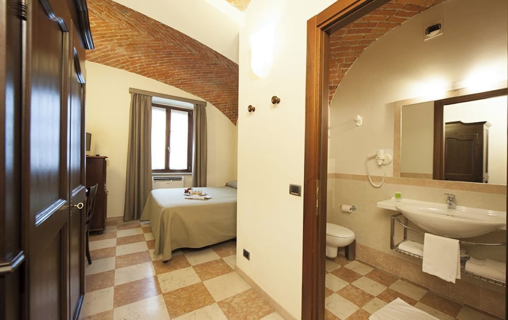 Albergo dell Agenzia 75/76