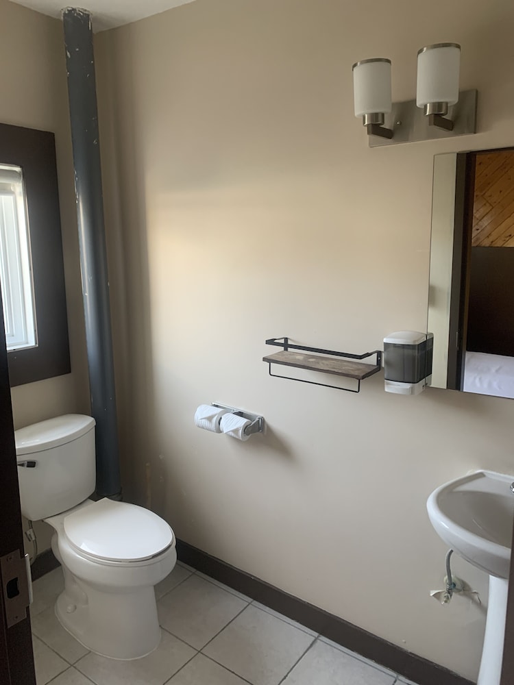 Canmore Hotel Hostel 36/38