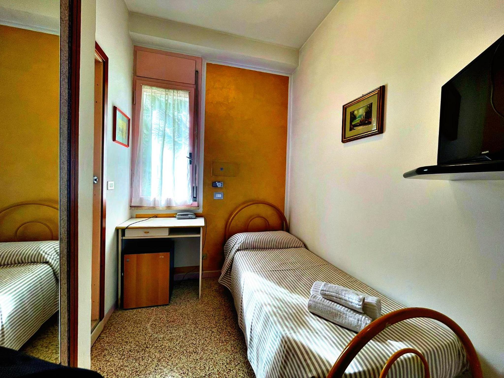 ROOM, SINGLE