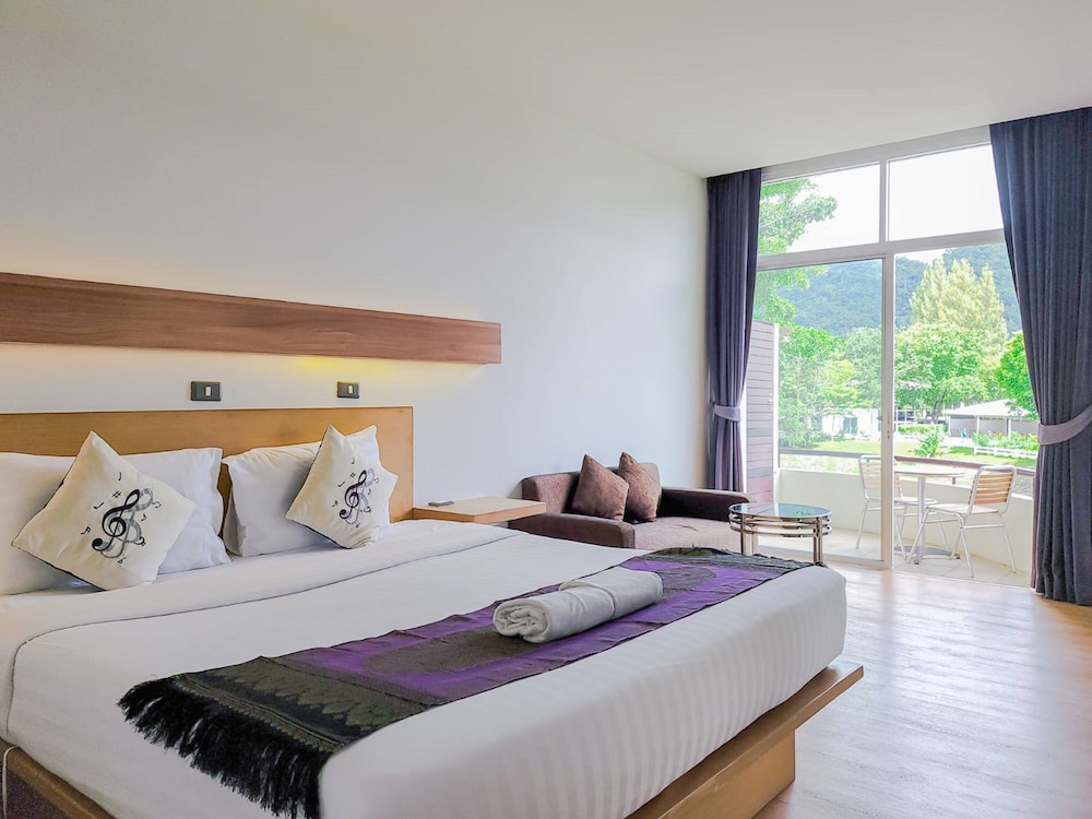 DELUXE, DOUBLE BED, MOUNTAIN VIEW