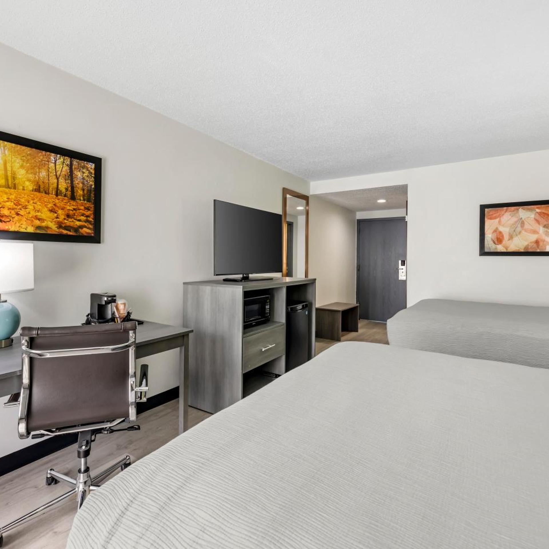 Deluxe, 2 Queen Beds, Quality Inn Clarksville 5/8