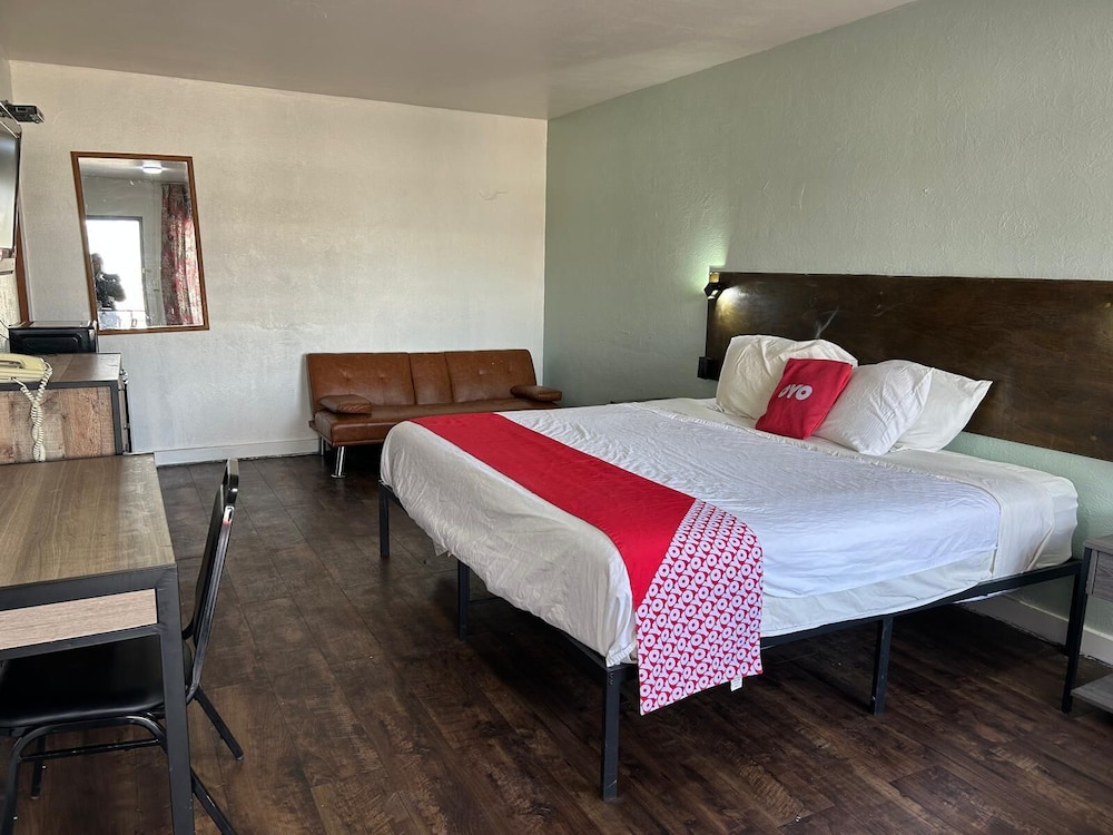 غرفة بسرير كينج مع أريكة، OYO Hotel Downtown Peoria I-74 7/10