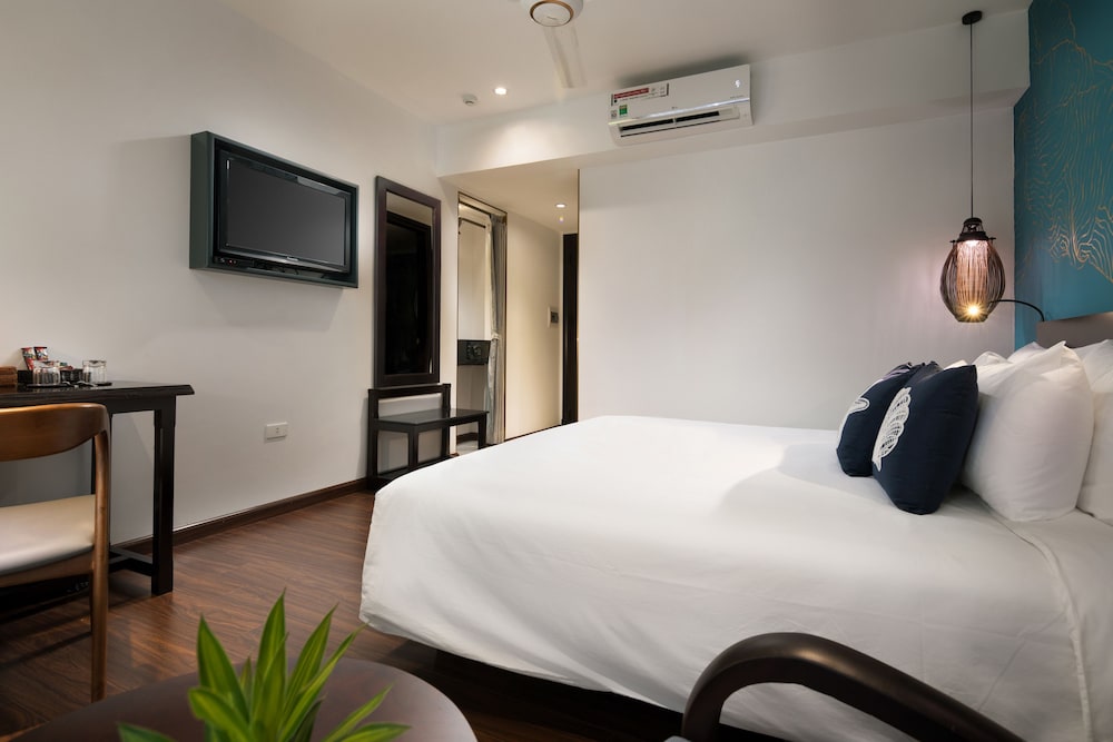 DELUXE, DOUBLE OR TWIN BED, BALCONY