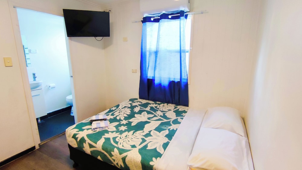ROOM, QUEEN BED