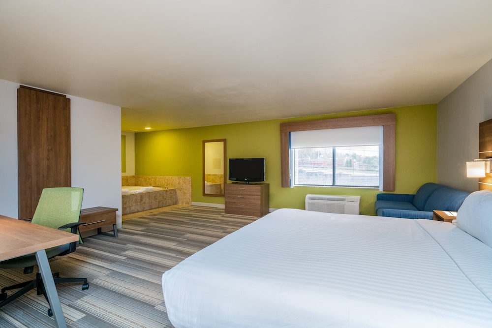 Holiday Inn Express & Suites Rocky Mount/Smith Mtn Lake 20/75