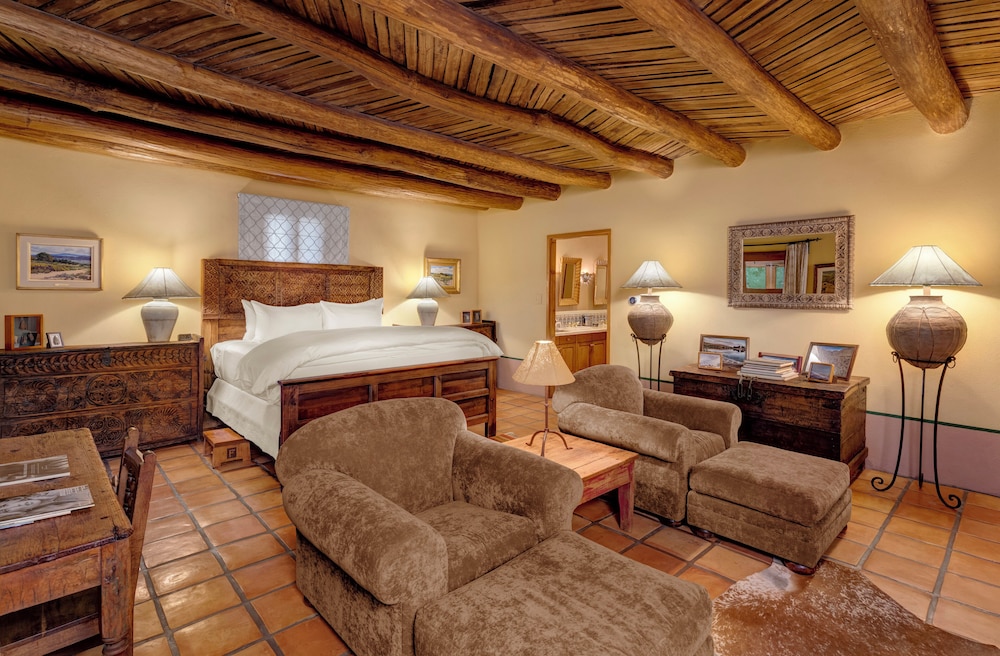 Deluxe, King Bed, Partial Lake View, Courtyard Area