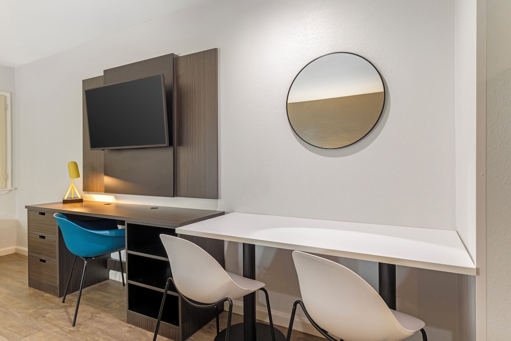 Studio6 Plano, TX 61/74