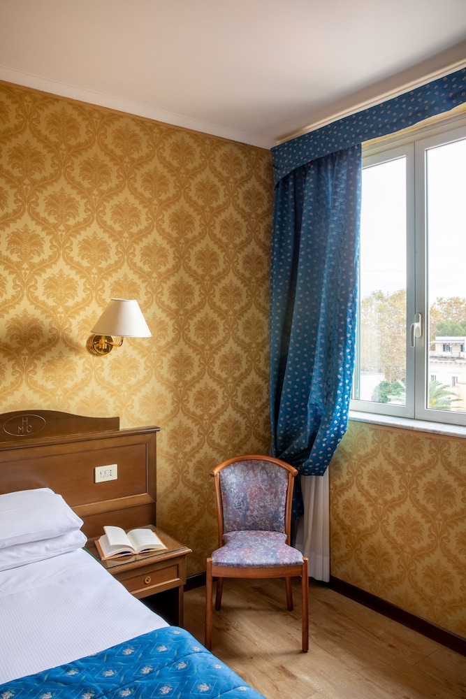 ROOM, SINGLE