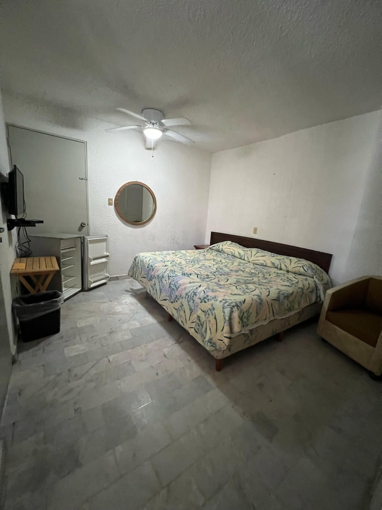 BASIC, STUDIO, QUEEN BED