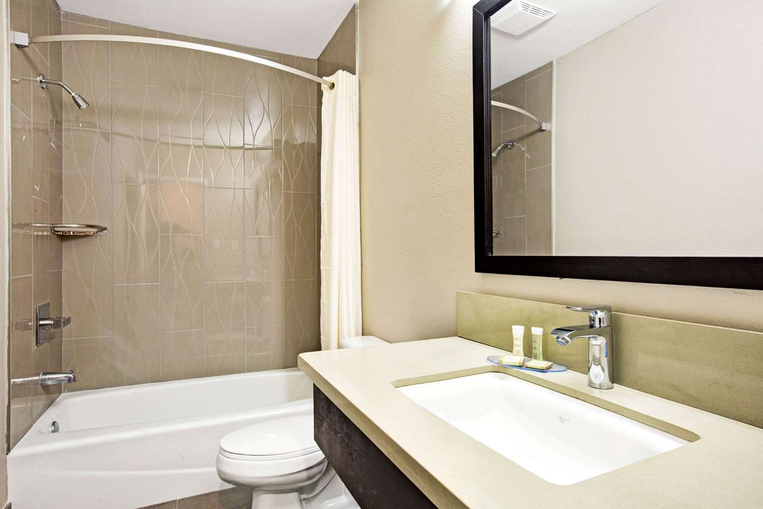 Skyways Hotel Los Angeles 21/22