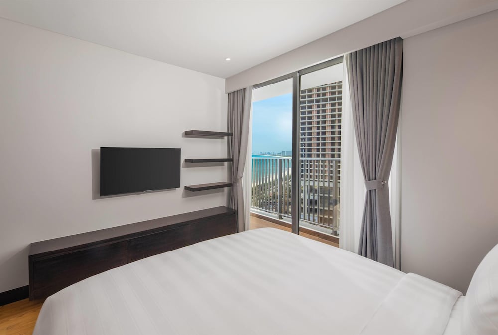 1 BEDROOM, FAMILY SUITE, PARTIAL OCEAN VIEW, BALCONY