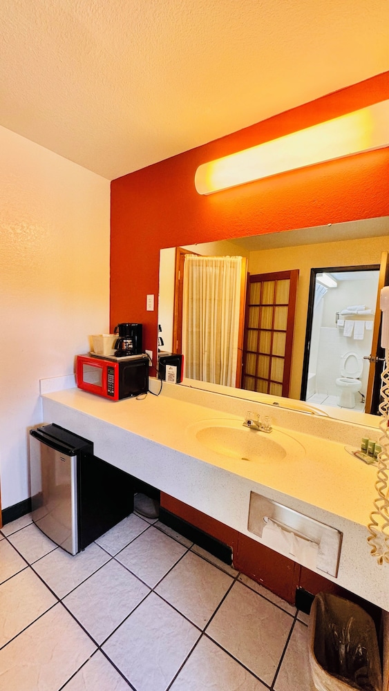 Regency Inn And Suites 7/51
