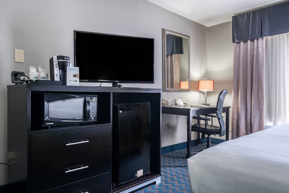 Holiday Inn Express Suites Roanoke Rapids Se 25/72