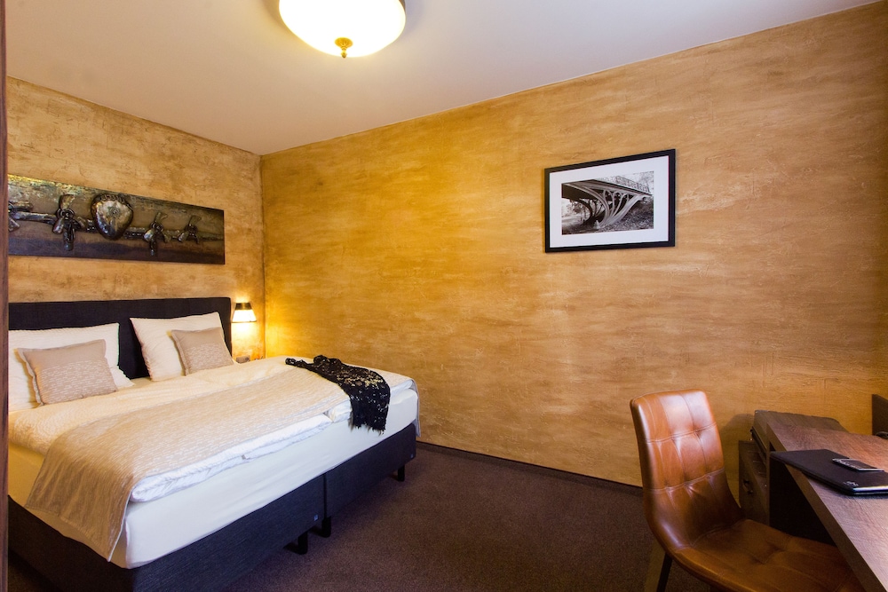 DELUXE, DOUBLE OR TWIN BED