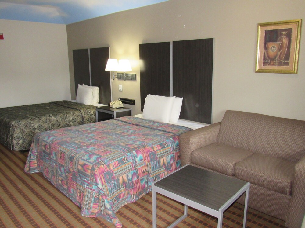 Camelot Inn &amp; Suites Highway 290/NW Freeway 7/36