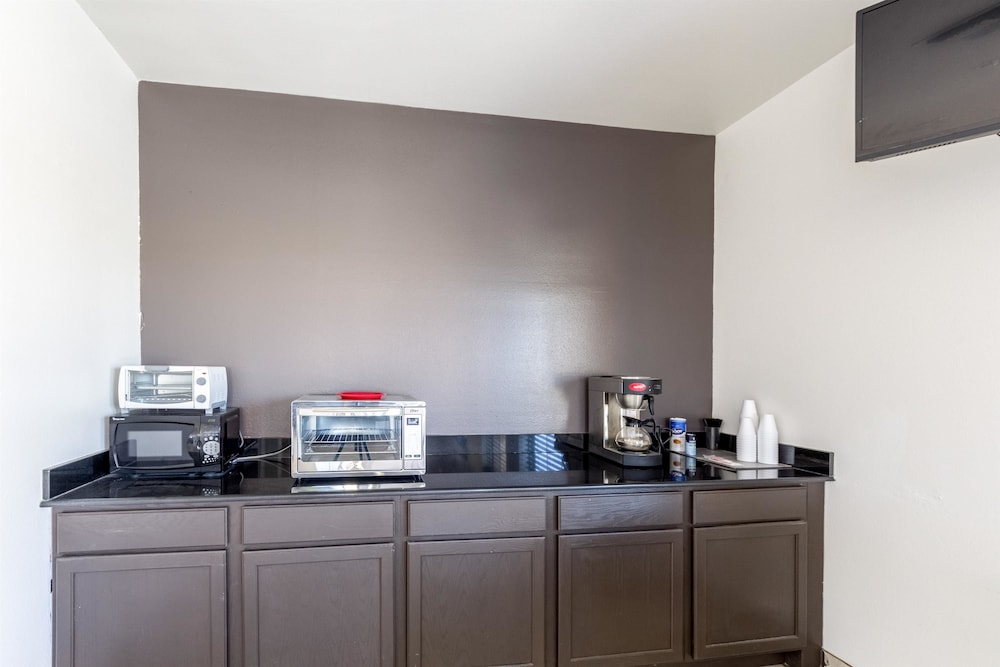 Super 8 by Wyndham Kenedy TX 24/26