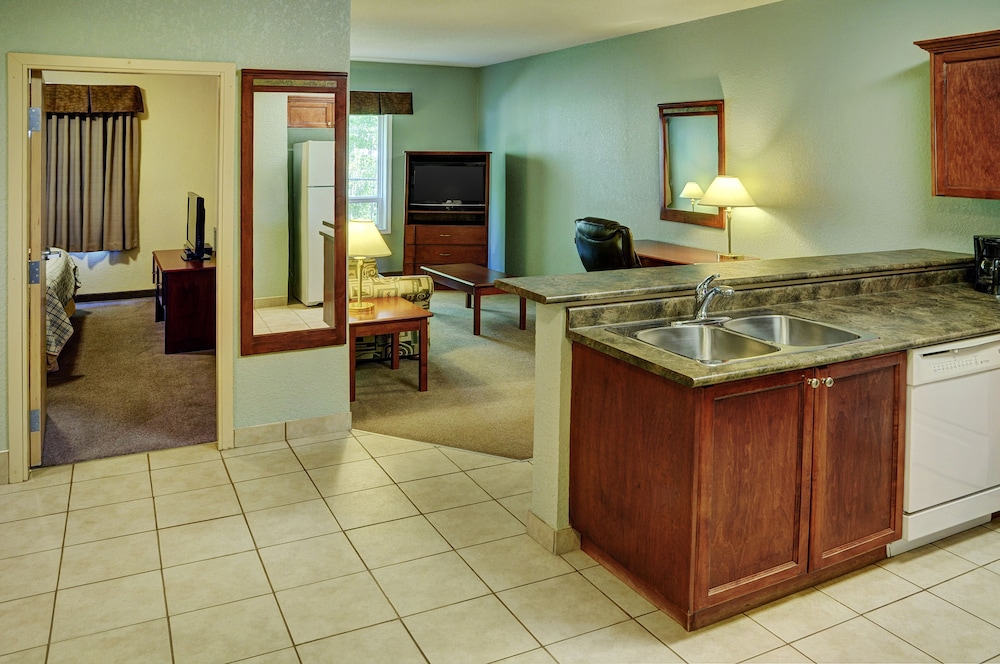 Lakeview Inn & Suites 13/32