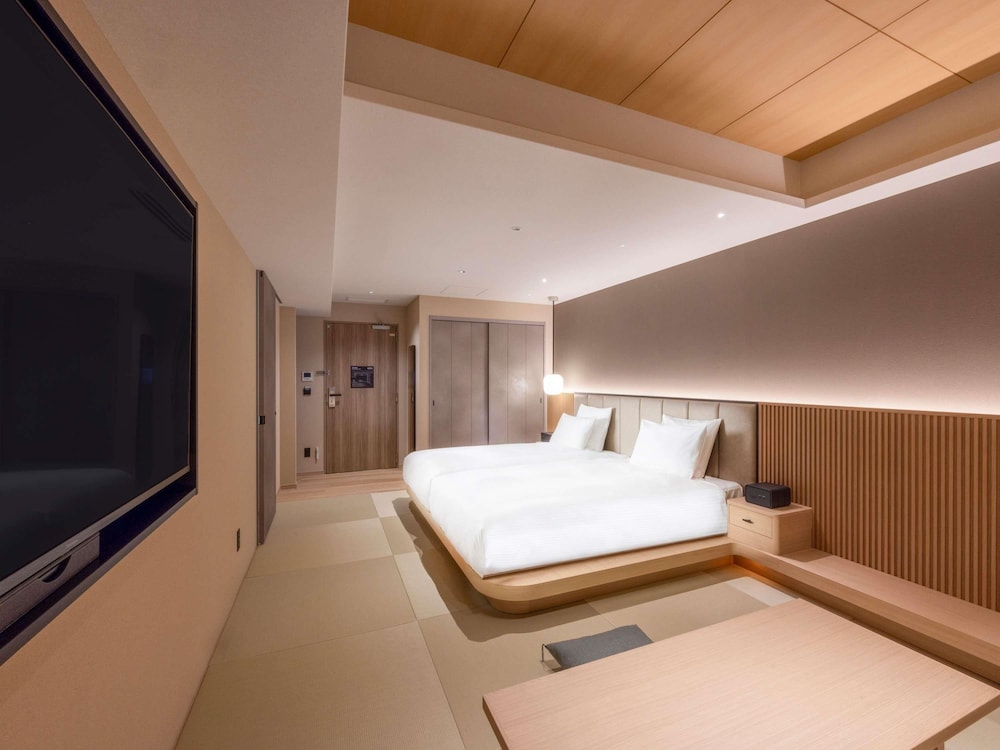 غرفة يابانية غربية تنفيذية بسريرين منفصلين وفرشتي فوتون