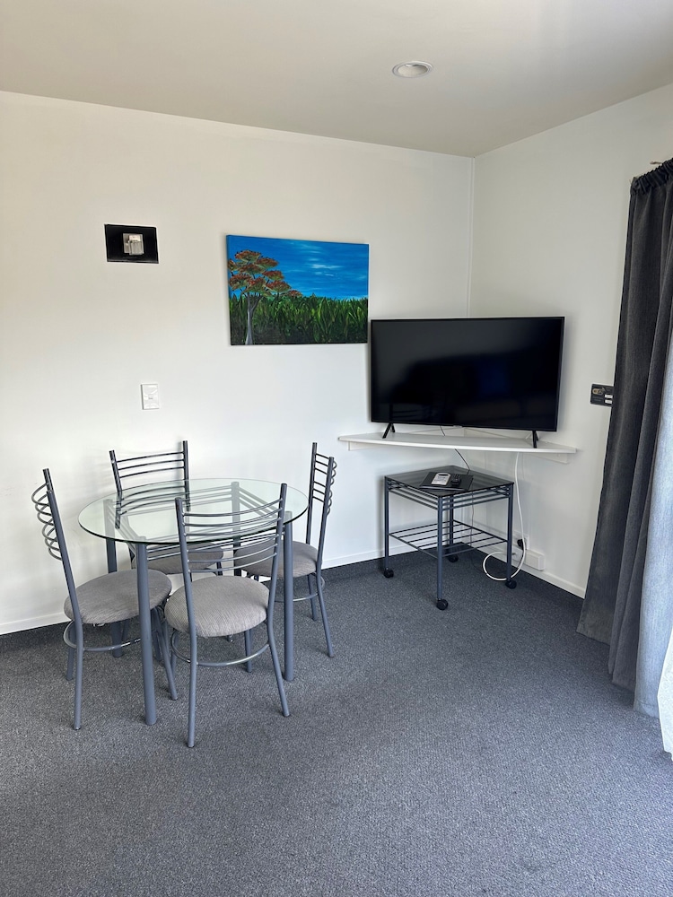 Baycourt Lakefront Motel 47/64
