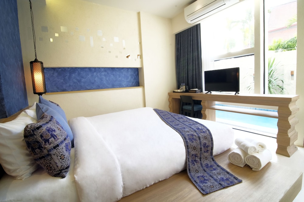 DELUXE, POOL ACCESS