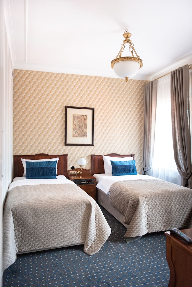 COMFORT, TWIN BEDS
