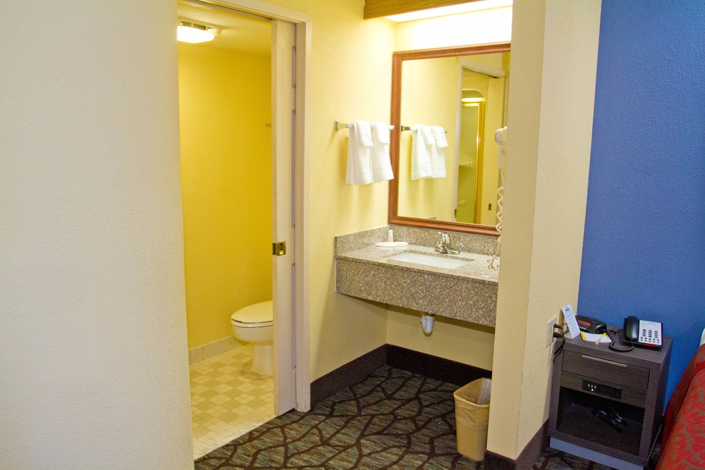 Days Inn By Wyndham Blue Springs 16/29
